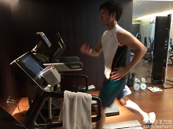 王力宏深夜鍛煉展現(xiàn)健碩手臂，網友熱切期待秀胸肌風采